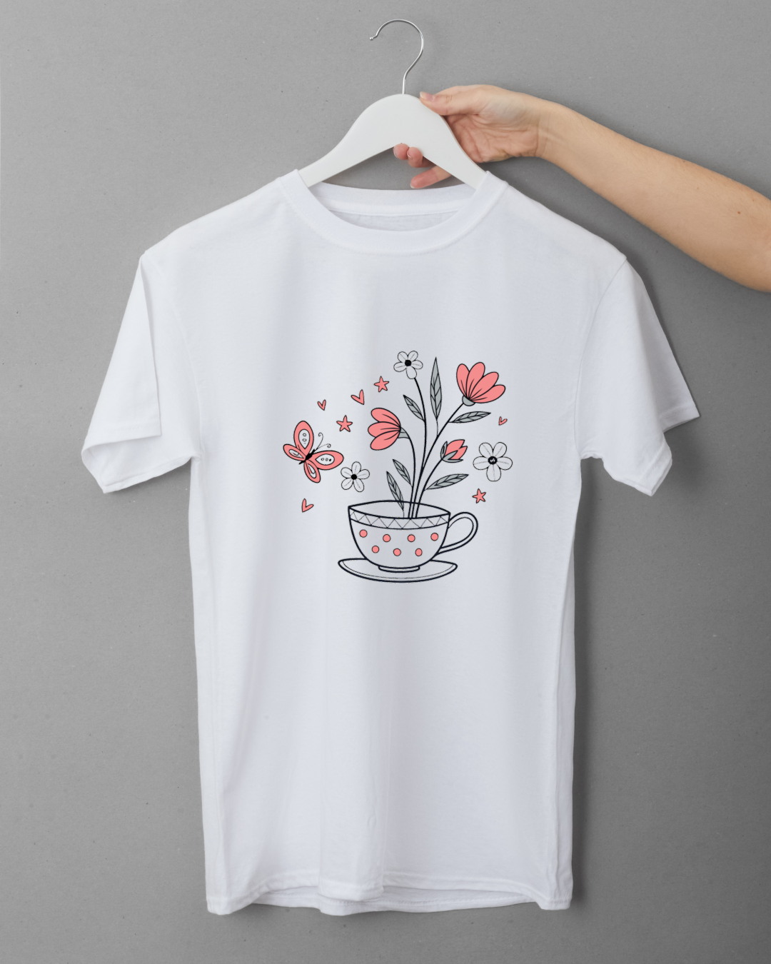 T-shirt papillon et fleurs en style doodle pour un look printanier raffiné