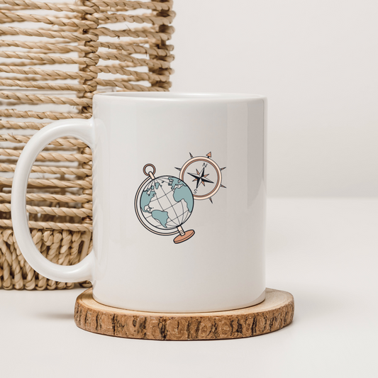 Mug décoré d'une icône aventure éducative avec globe et boussole, style vectoriel