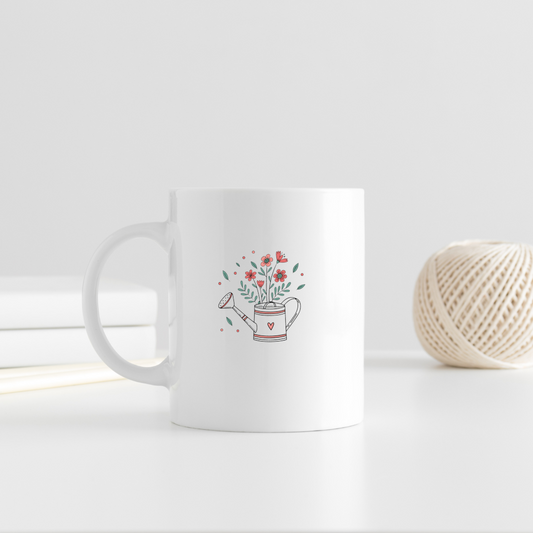 Un mug printanier avec un arrosoir orné de fleurs dans un style doux et apaisant