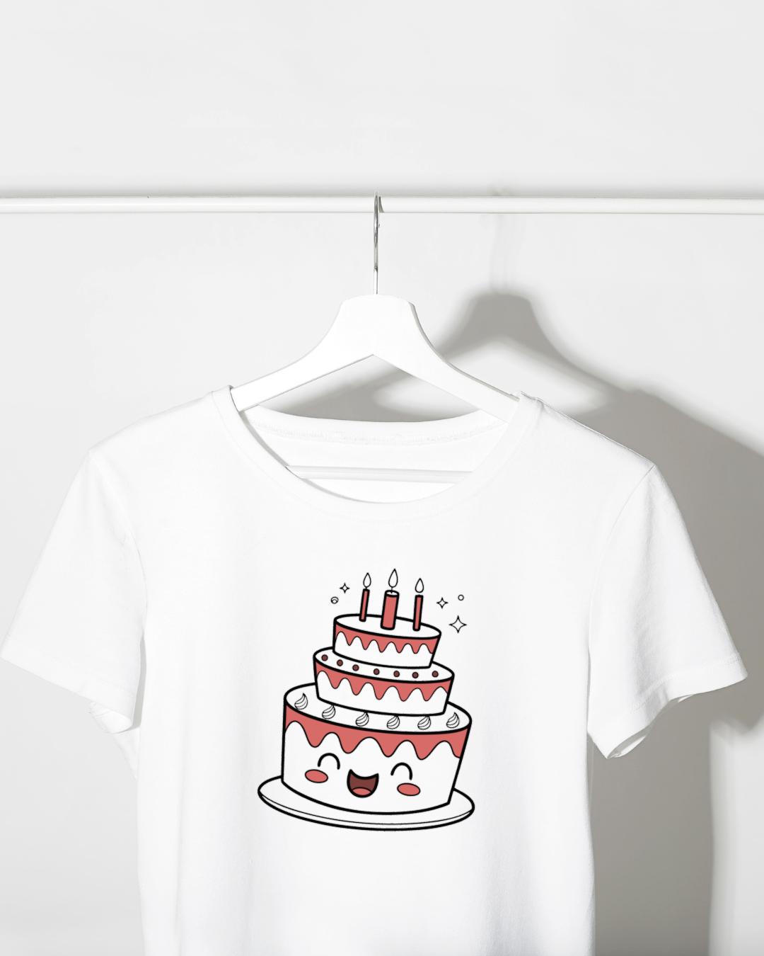 Gâteau kawaii sur t-shirt, ajoutant une touche festive et mignonne.