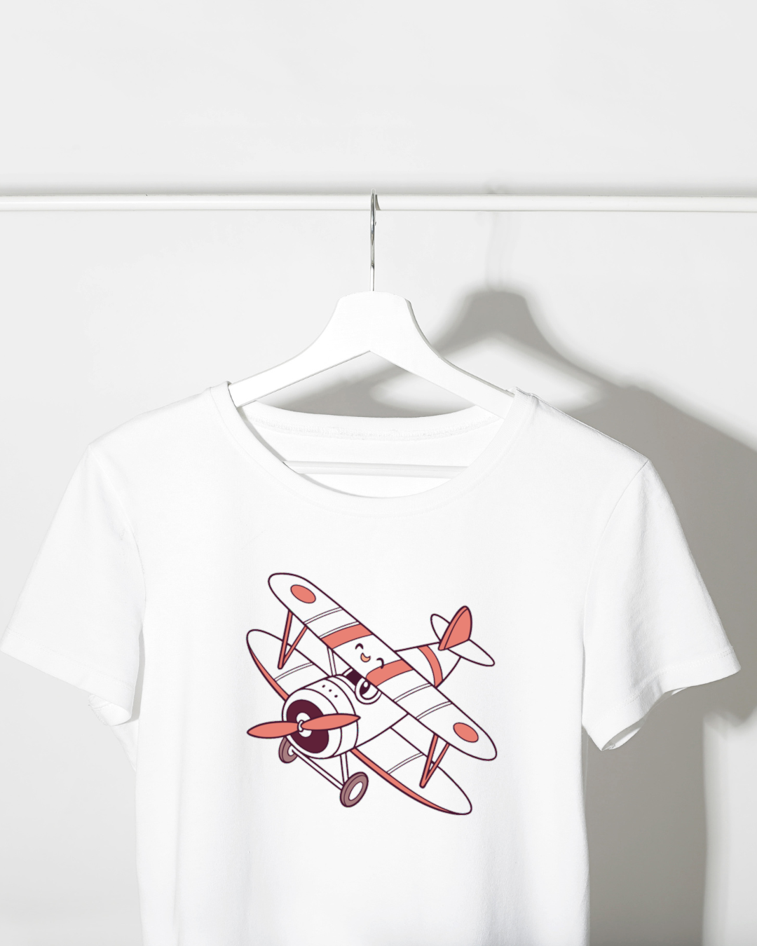 T-shirt avec avion joyeux en vol dans un style aventureux et adorable