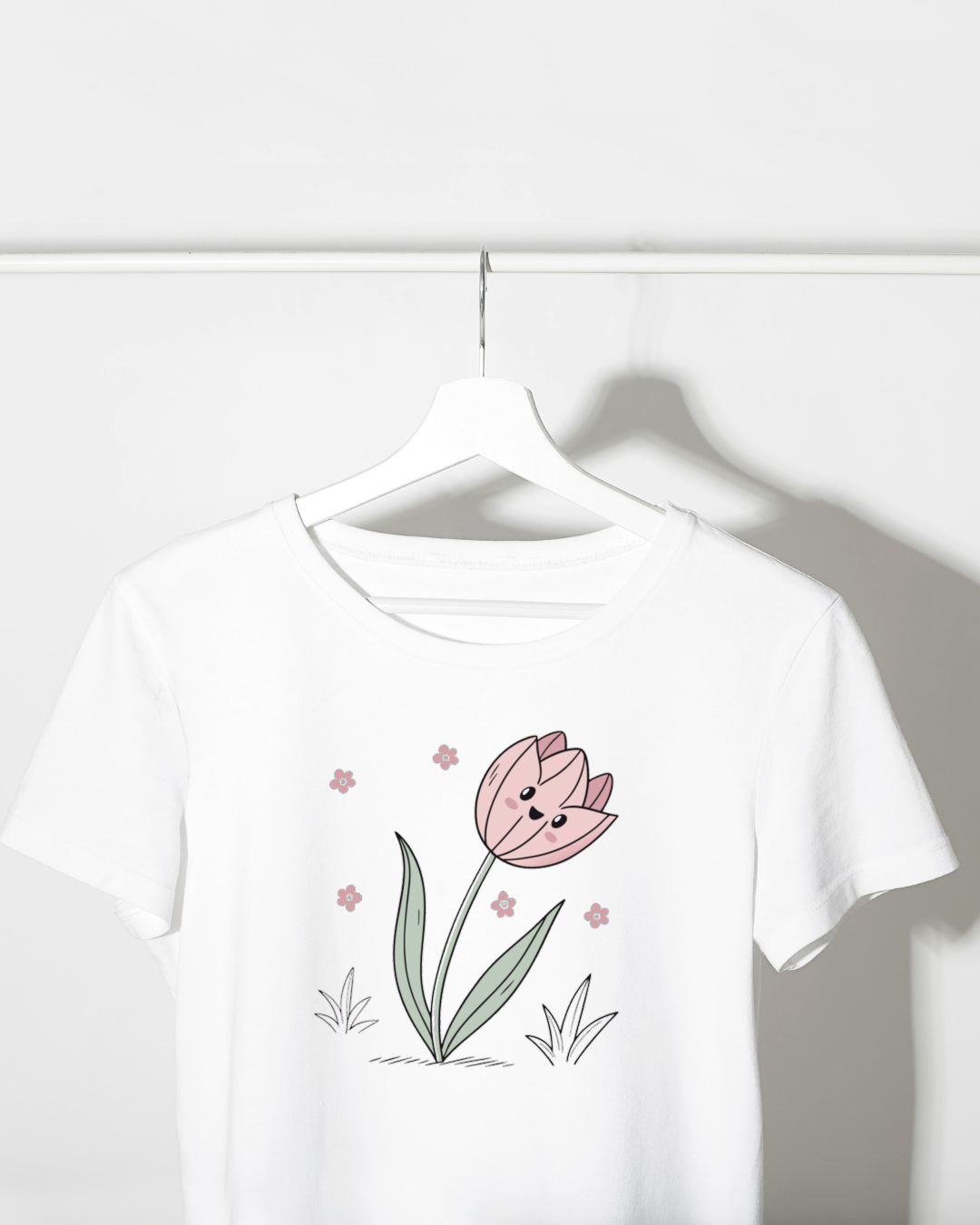T-shirt avec tulipe souriante en style doodle, une touche florale pour le printemps
