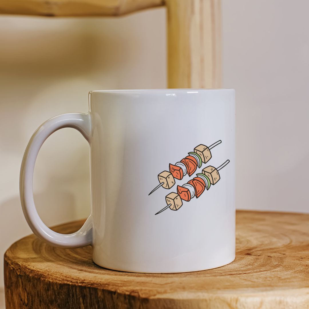 Mug décoré avec une icône numérique de brochettes, ambiance estivale gourmande