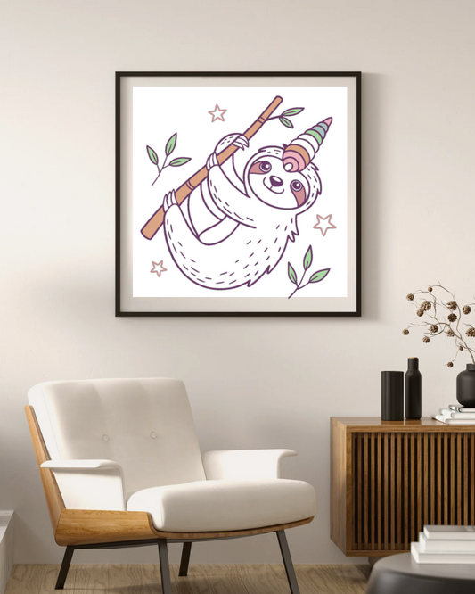 Cadre affichant un paresseux joyeux au style pastel dans une ambiance naturelle