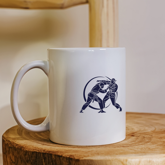 Mug avec karatékas en plein combat énergique et design sportif dynamique