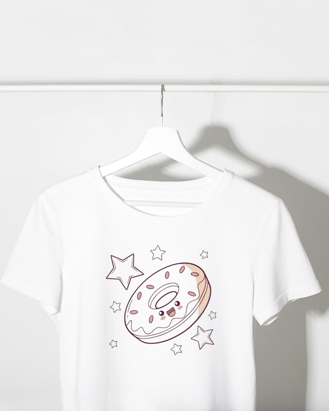 T-shirt avec donut kawaii souriant flottant sur fond de ciel étoilé