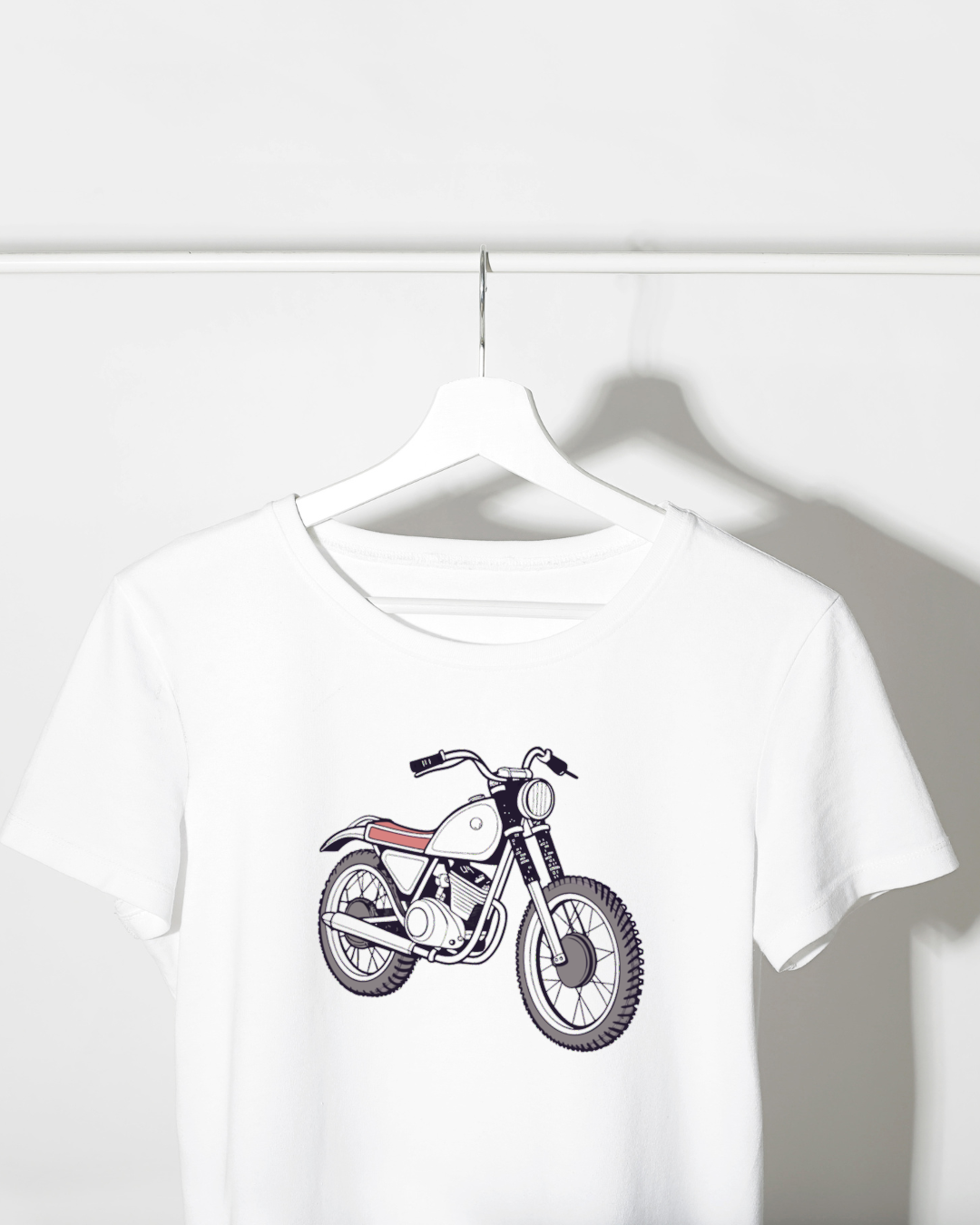 T-shirt orné de l'iconique Bultaco Sherpa pour les fans de moto vintage.