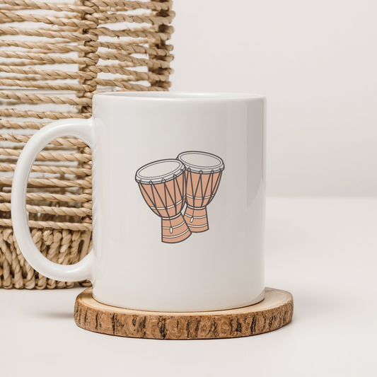 Mug orné d'un motif musical minimaliste avec des tambours sur fond blanc