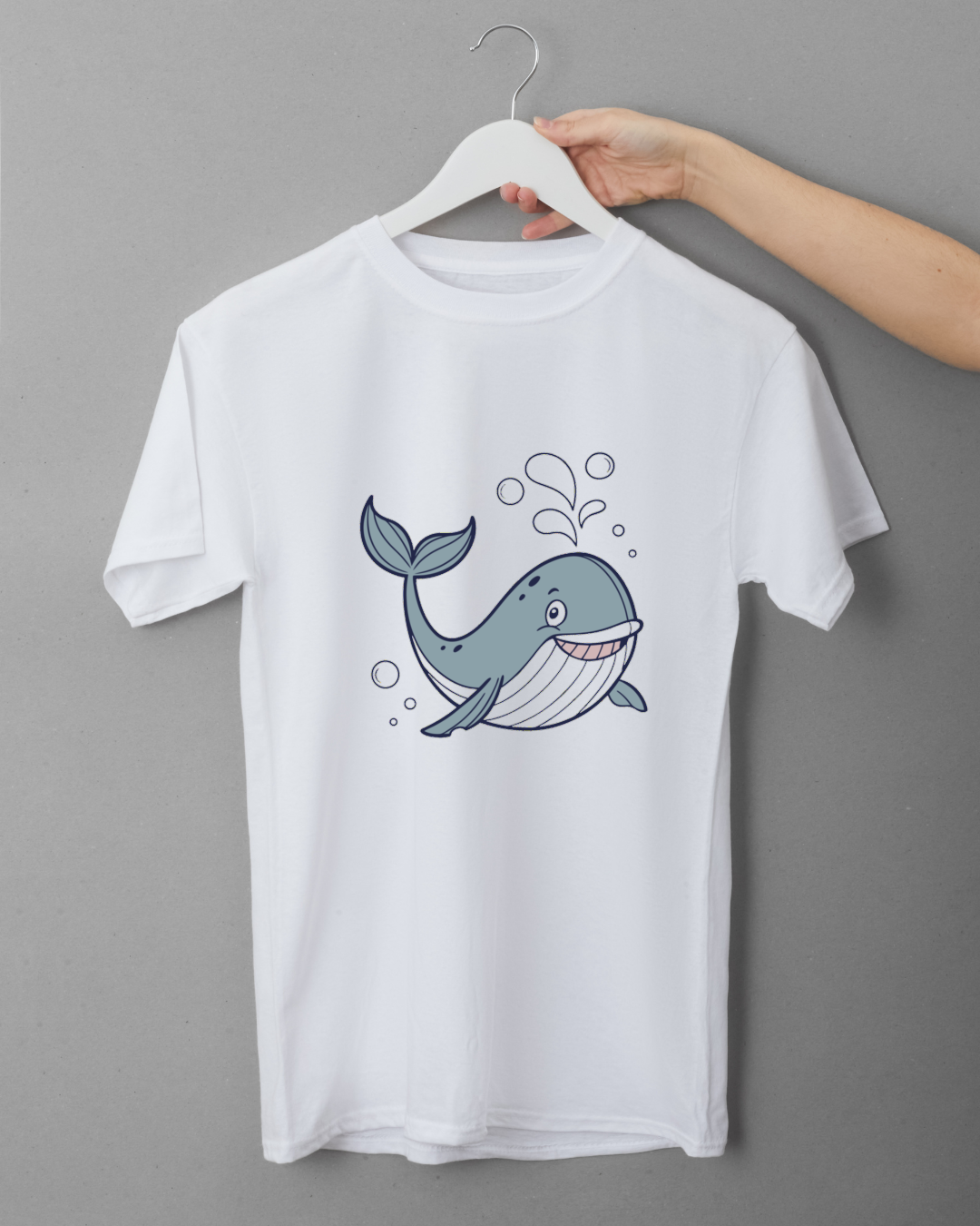 T-shirt avec doodle baleine joyeuse flottant dans un océan aux bulles décoratives