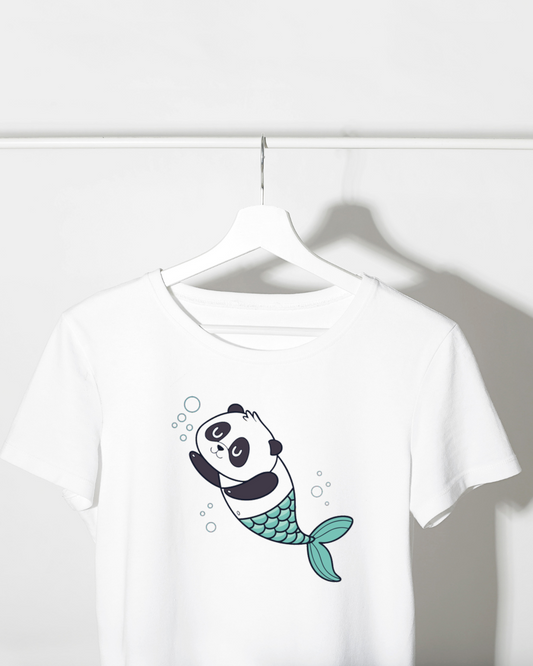 T-shirt avec un panda sirène kawaii joueur dans un océan magique style numérique