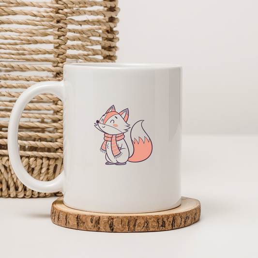 Mug vibrant avec renard souriant en écharpe dans un style hivernal enchanteur