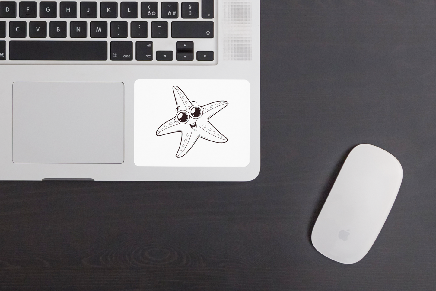 Sticker avec étoile de mer joyeuse et cartoon dans un thème marin lumineux