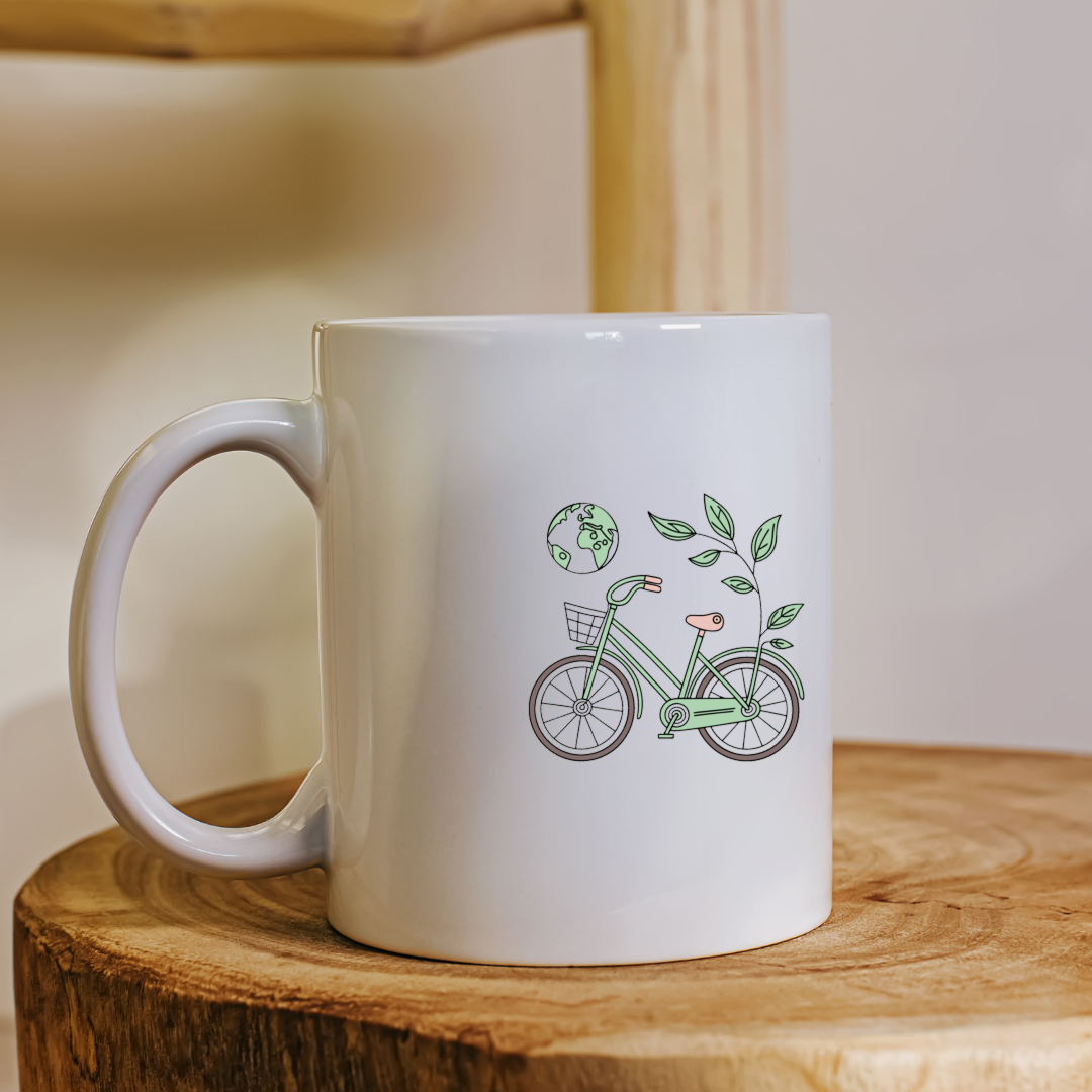 Mug décoré d'un vélo vert sur fond pastel avec feuilles symbolisant l'écologie