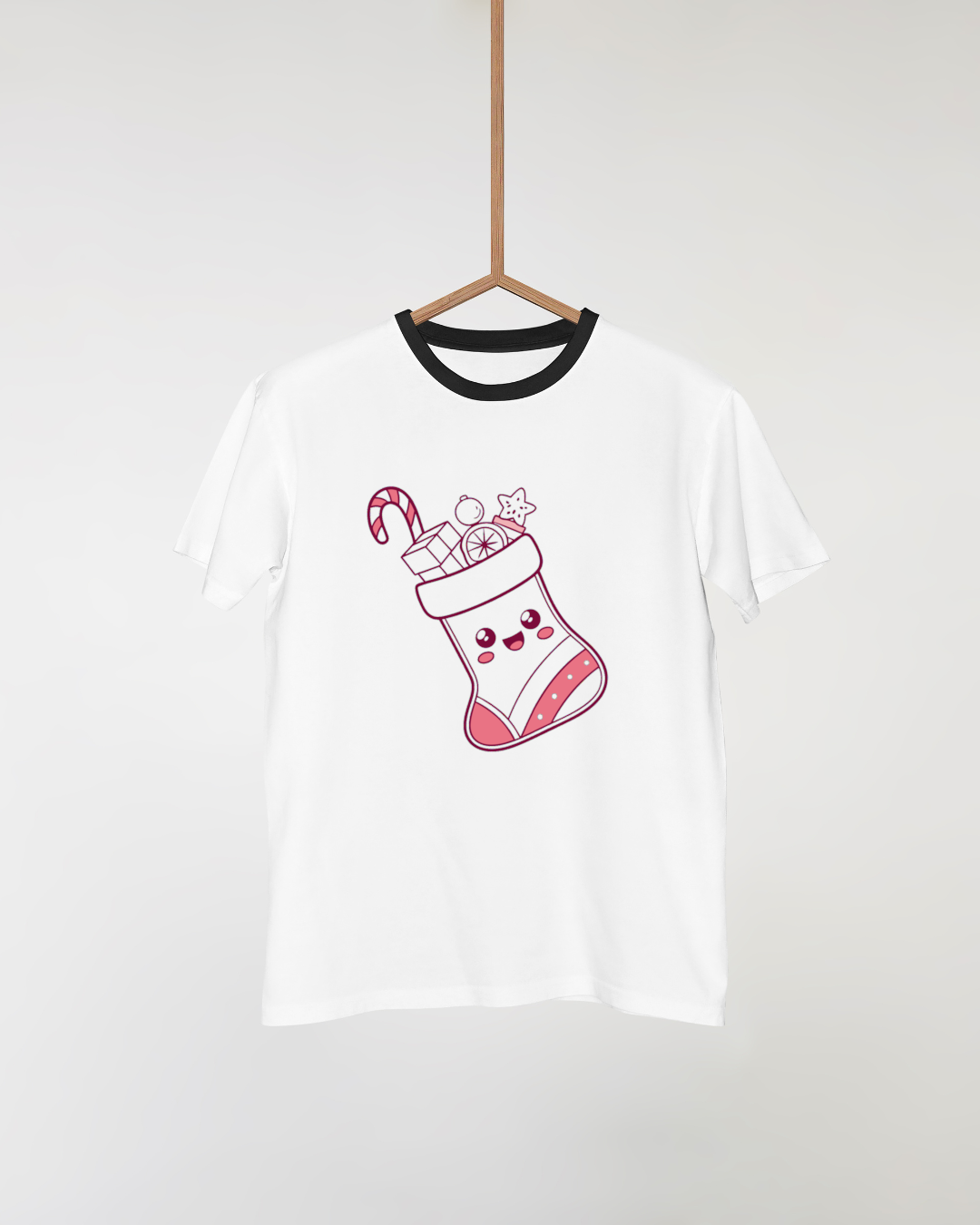 Motif festif sur t-shirt avec chaussette de Noël colorée en style pastel