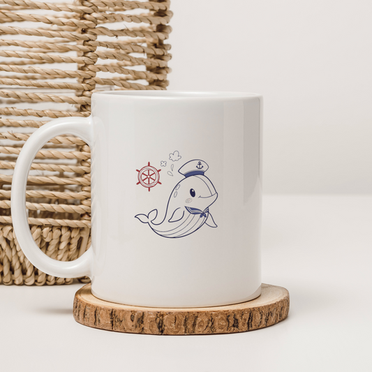 Mug orné d'une baleine style doodle nautique souriante et au look marin élégant