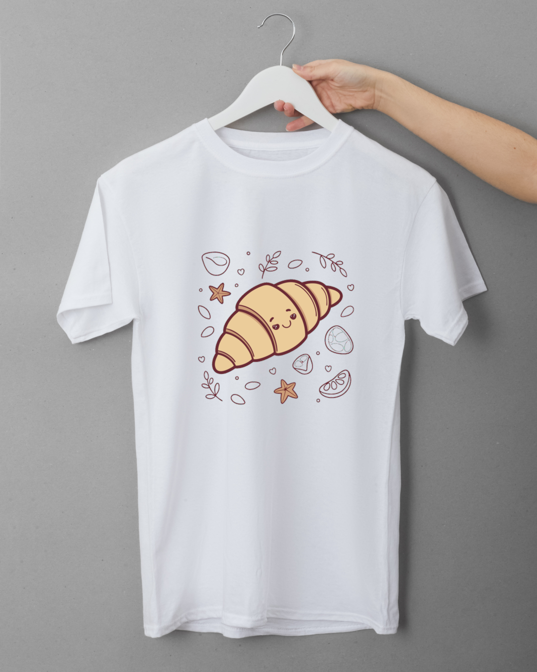 T-shirt décoré d'un croissant souriant pour commencer la journée avec bonne humeur