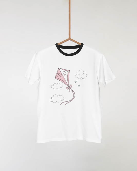 T-shirt avec motif pastel de cerf-volant, évoquant une escapade aérienne joyeuse