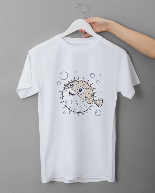 T-shirt arborant un dessin stylisé de poisson-ballon joyeux thème marin