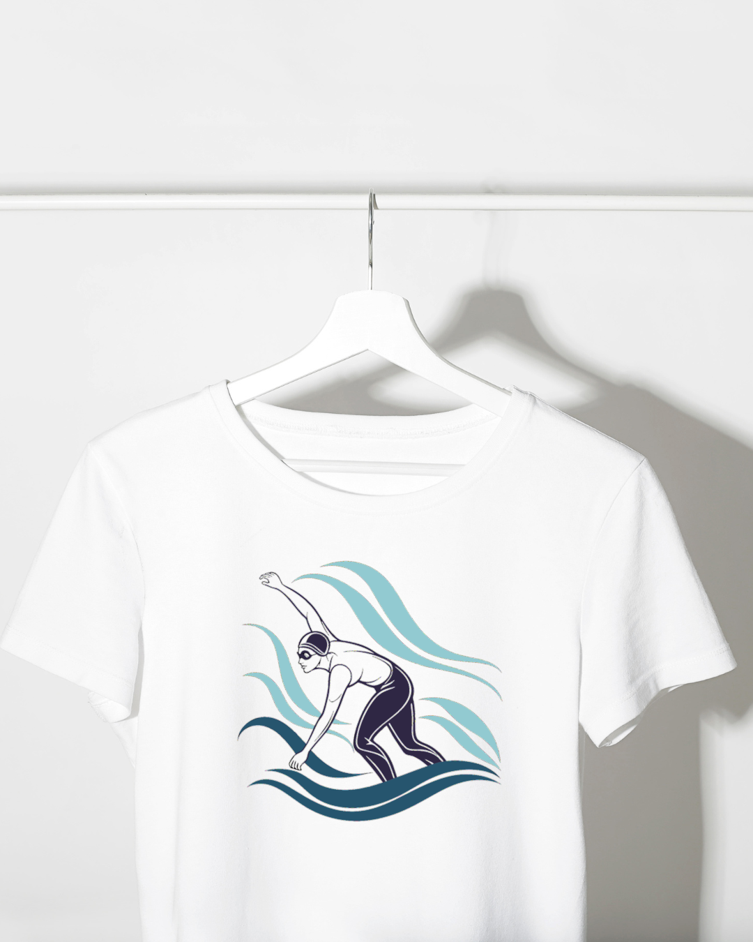 T-shirt moderne affichant un nageur dynamique dans un style vectoriel sportif