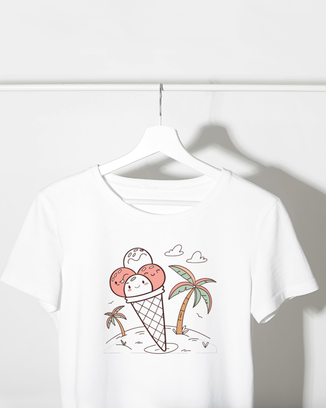 T-shirt tropical avec doodle de glace souriante ensoleillée sur fond jaune