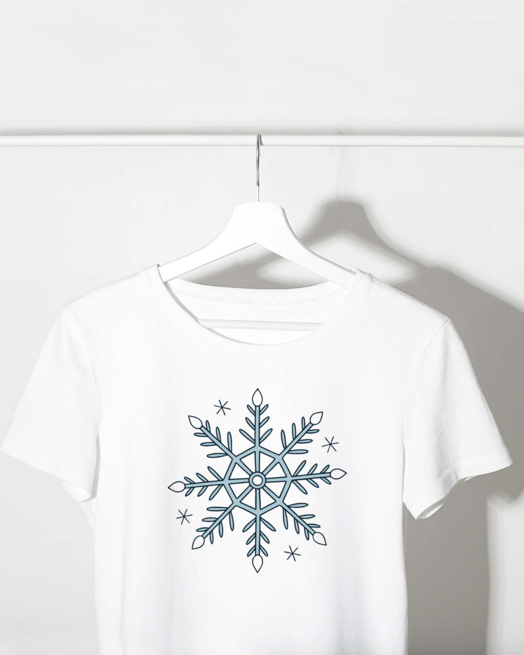 T-shirt orné d'un flocon hivernal style doodle sur fond neigeux