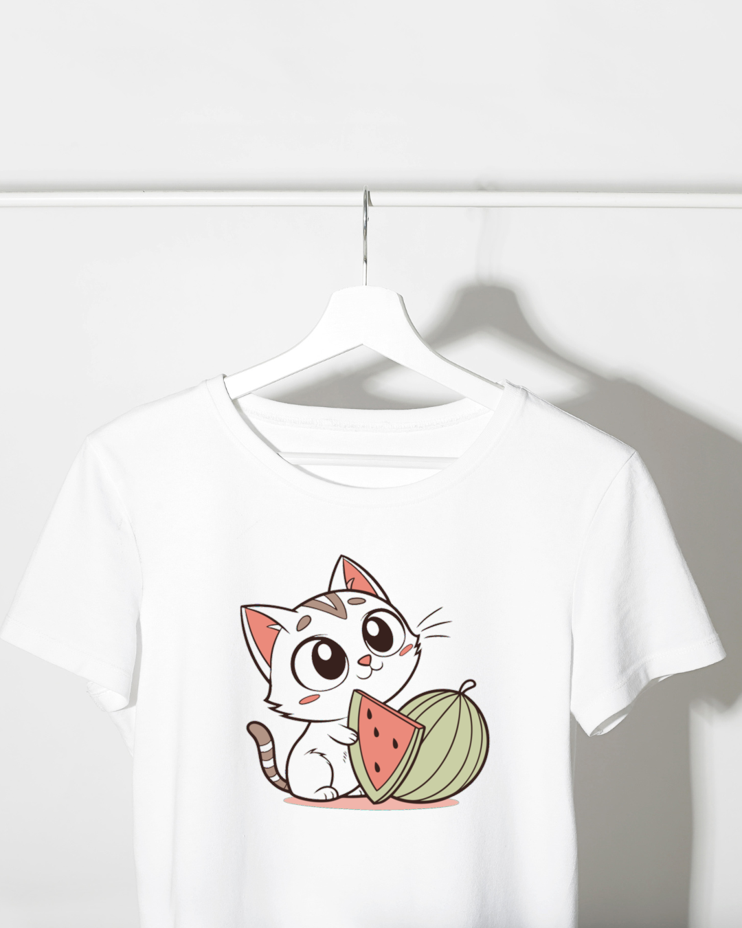Un t-shirt avec design kawaii estival mettant en avant un chaton et un melon