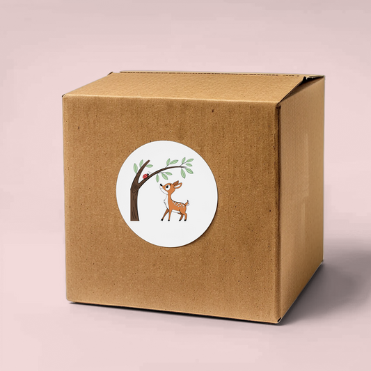 Sticker avec faon curieux et coccinelle en tons pastel, atmosphère de nature douce