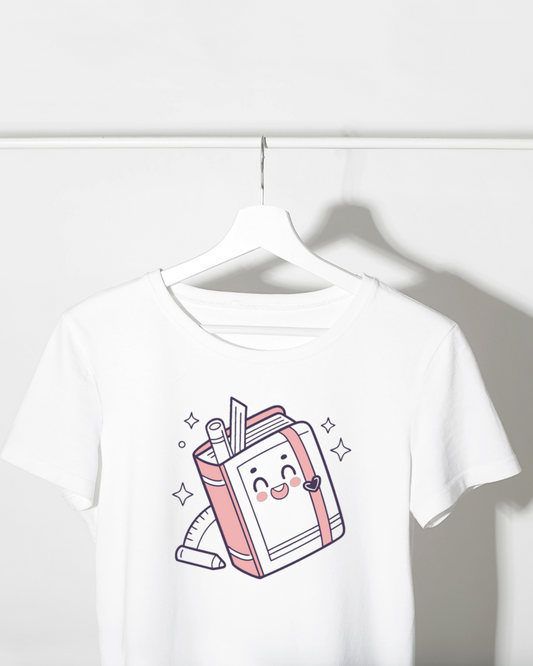 T-shirt avec un cahier et crayon kawaii sur fond blanc pour l'éducation créative