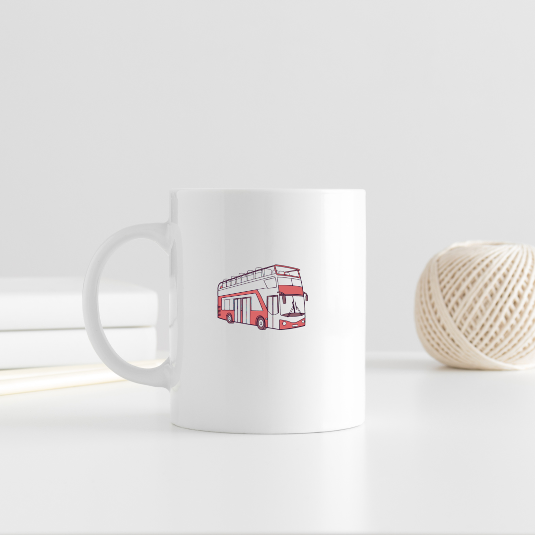 Mug avec bus à impériale moderne style cartoon rétro sur thème de voyage urbain