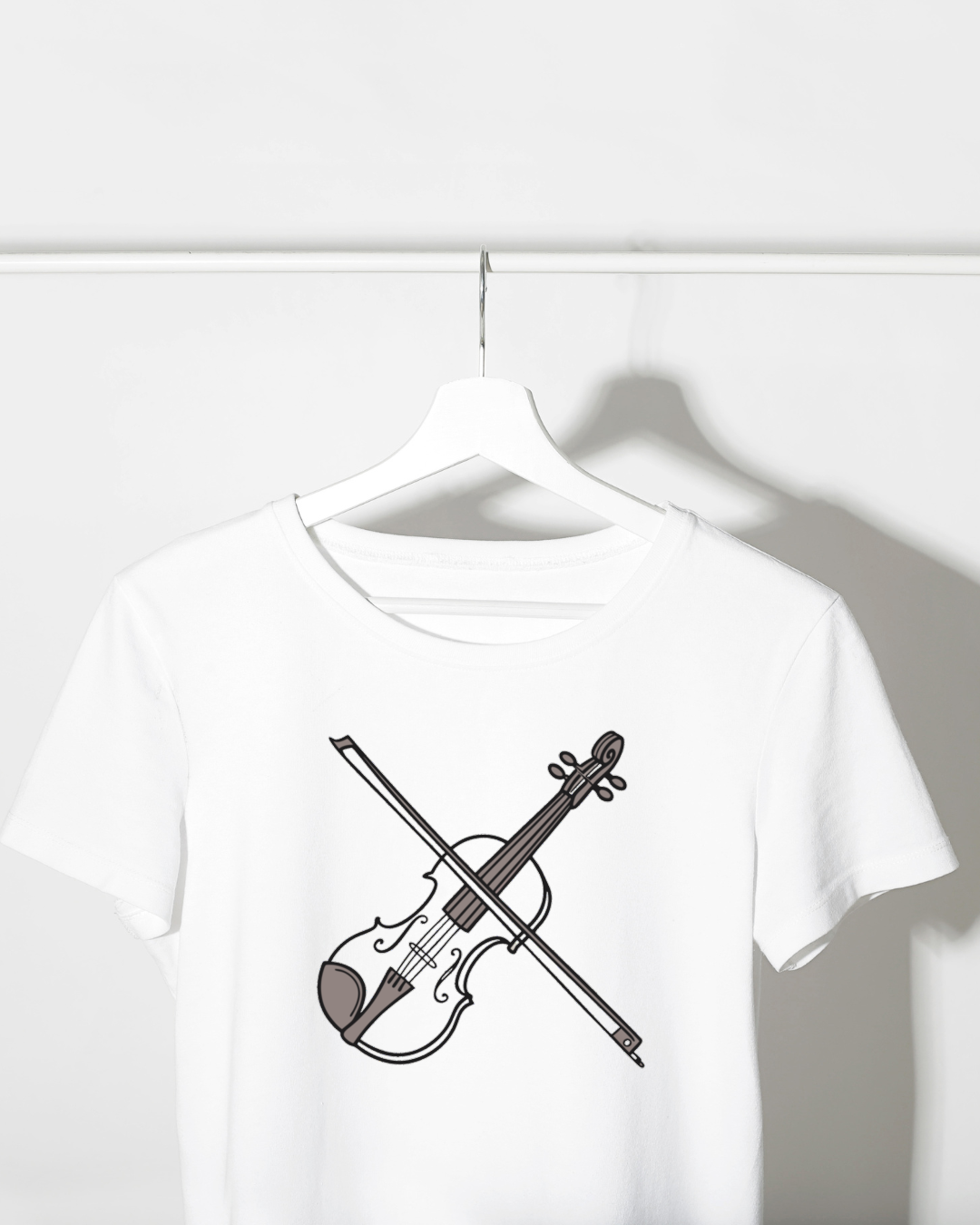 T-shirt avec un design musical créatif mettant en avant un violon artistique