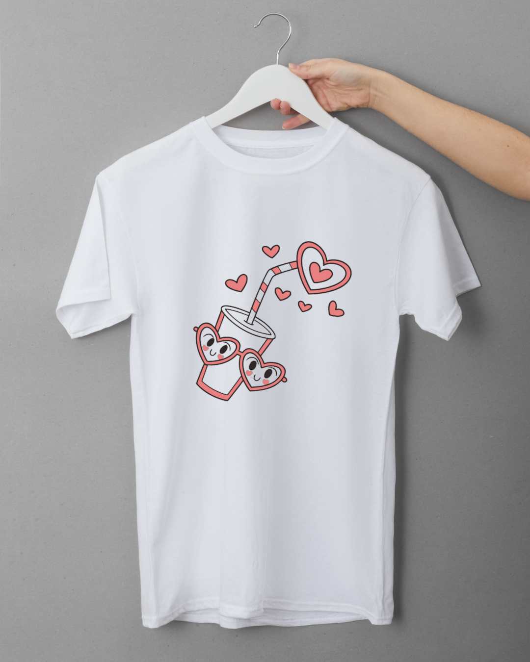Motif kawaii sur un t-shirt avec boisson et lunettes-cœur, conception unique