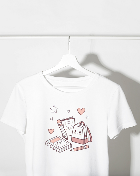 T-shirt à motif kawaii avec papeterie souriante dans un style vectoriel coloré