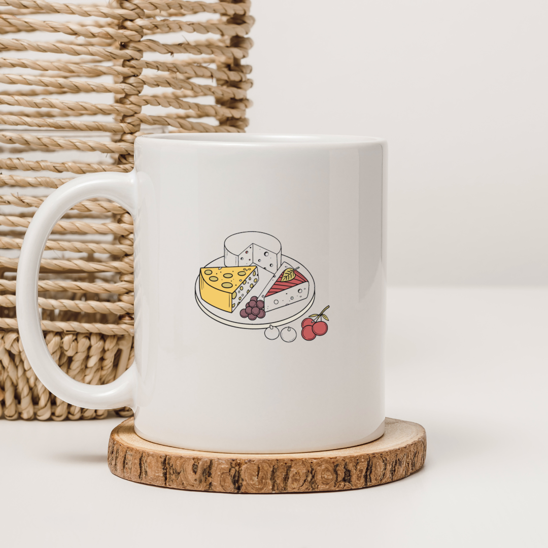 Mug décoré d'un motif gourmand de plateau de fromages en style doodle