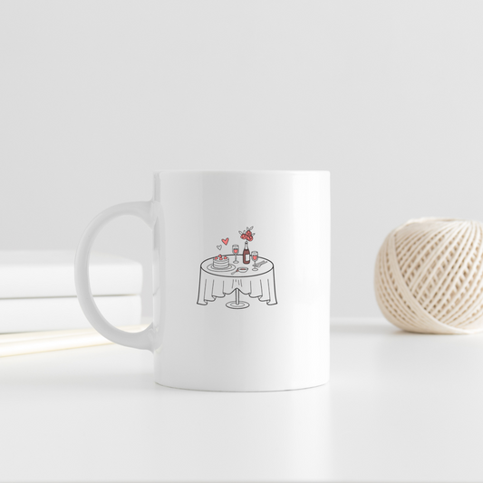 Table de mariage sur un mug, apportant une ambiance festive.