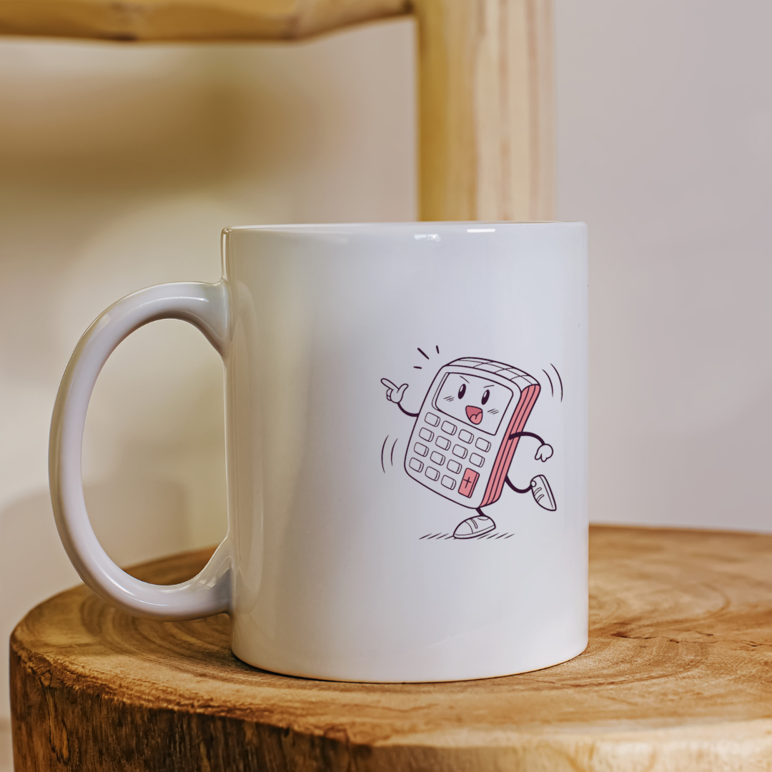Mug coloré avec une calculatrice espiègle style doodle scolaire
