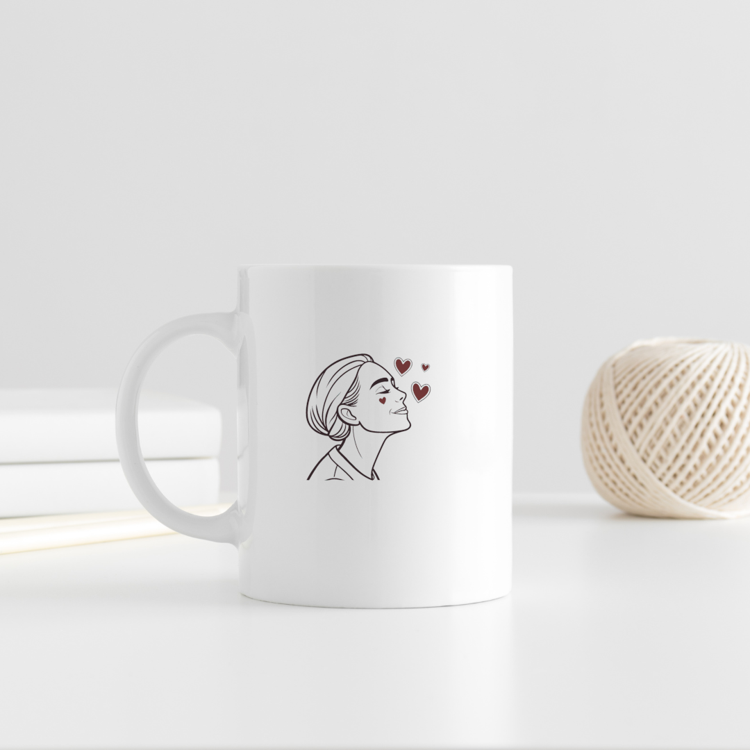 Mug avec dessin épuré de femme souriante entourée de cœurs, symbolisant l'amour