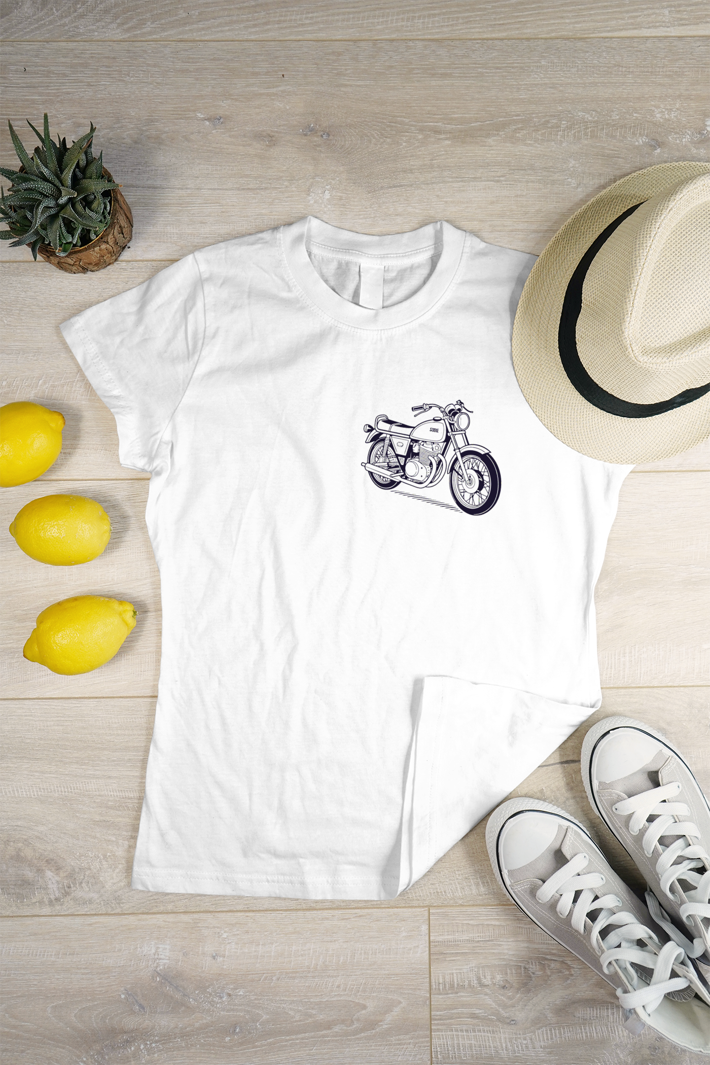 Design Suzuki GT750 1971 sur t-shirt, parfait pour amateurs de deux-roues