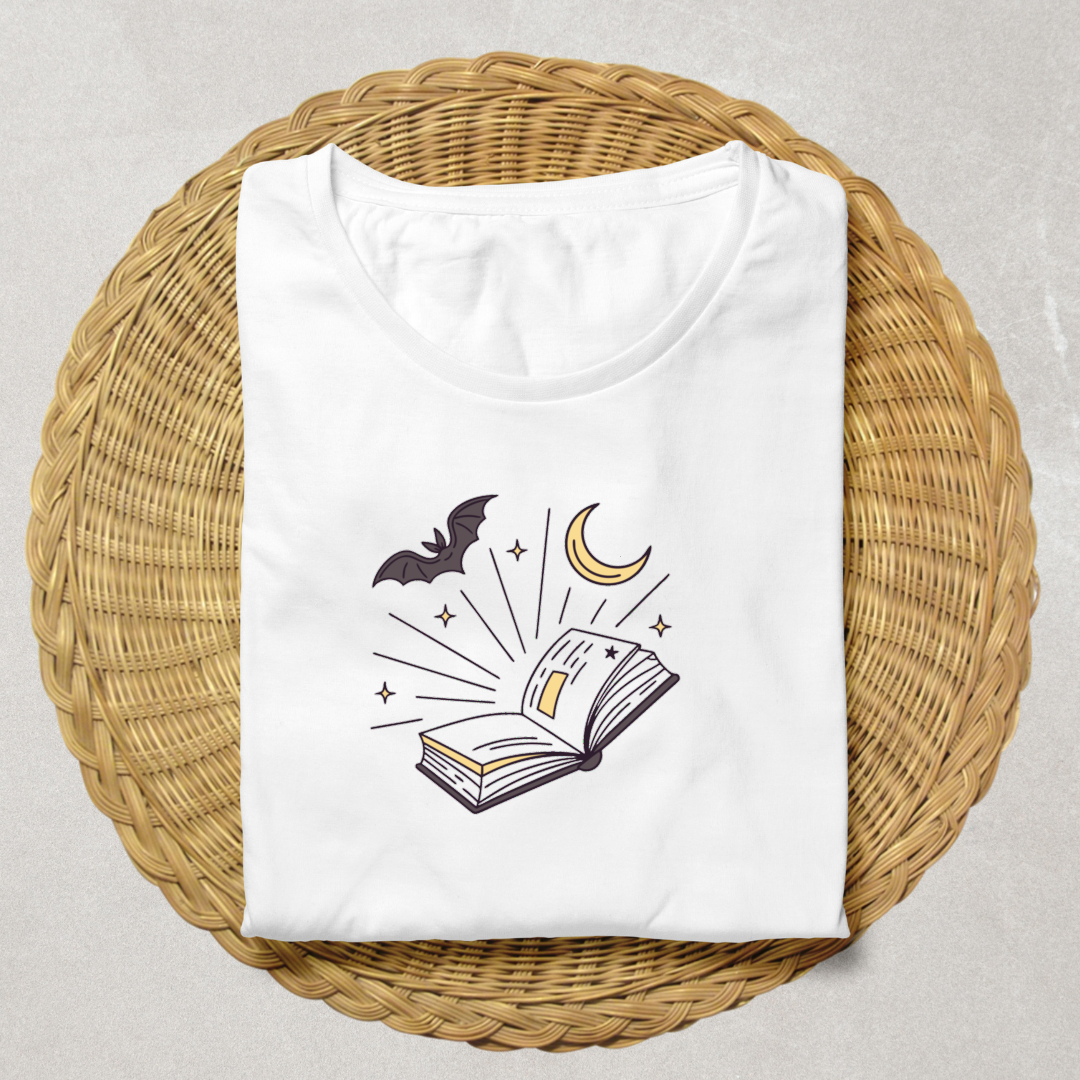 T-shirt avec motif mystique livre ouvert style numérique sur fond monochrome