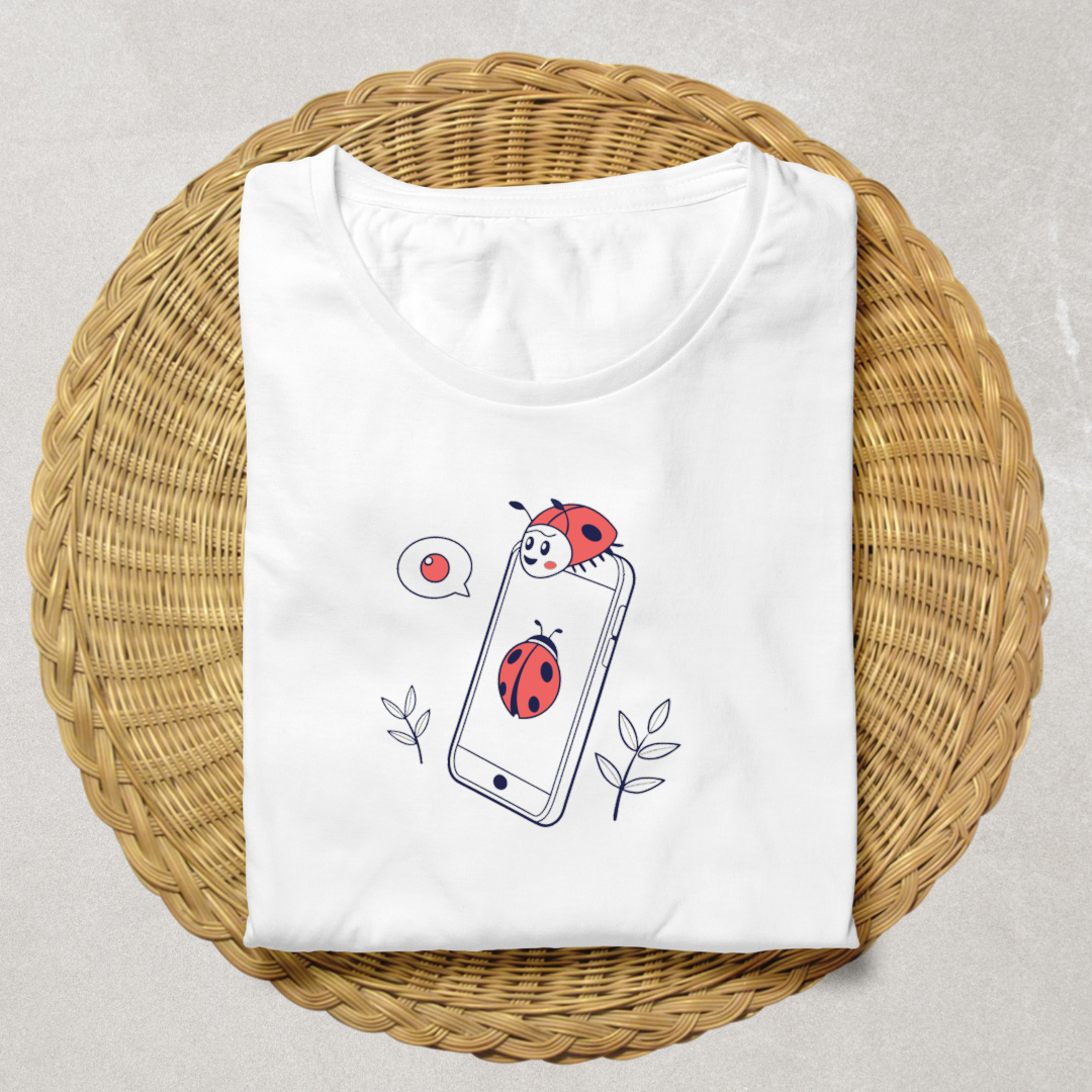 T-shirt avec icône doodle coccinelle connectée combinant nature et technologie