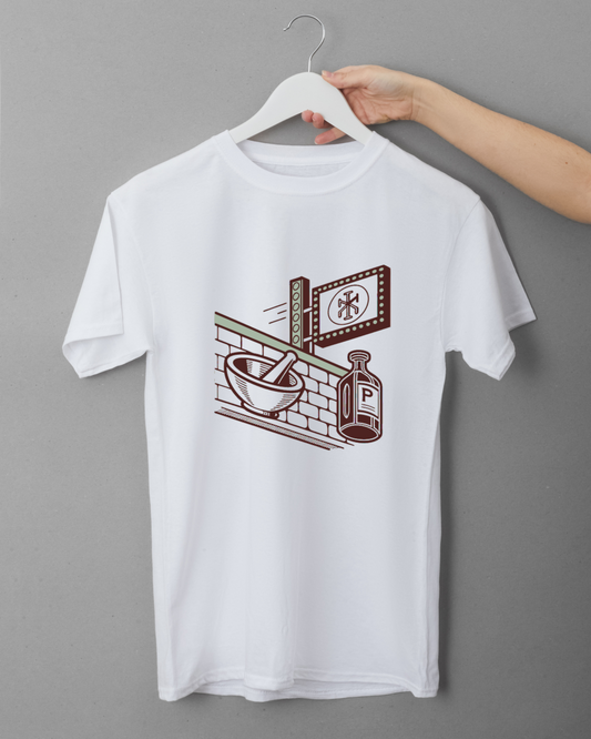 Illustration de pharmacie rétro sur t-shirt pour style nostalgique.