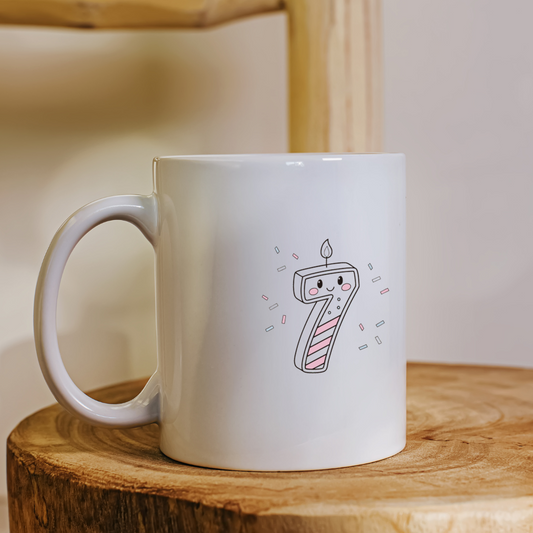 Tasse blanche avec bougie kawaii numéro 7, style festif joyeux.
