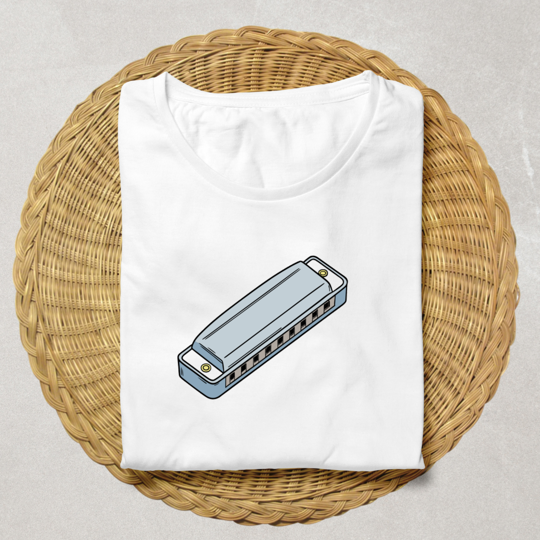 T-shirt avec un harmonica en style doodle émanant une ambiance aventureuse et musicale