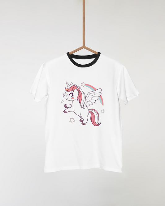 T-shirt coloré avec licorne ailée joyeuse, design cartoon pastel étoilé