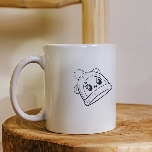 Illustration kawaii bébé en bonnet sur un mug en bois, parfait pour la déco.