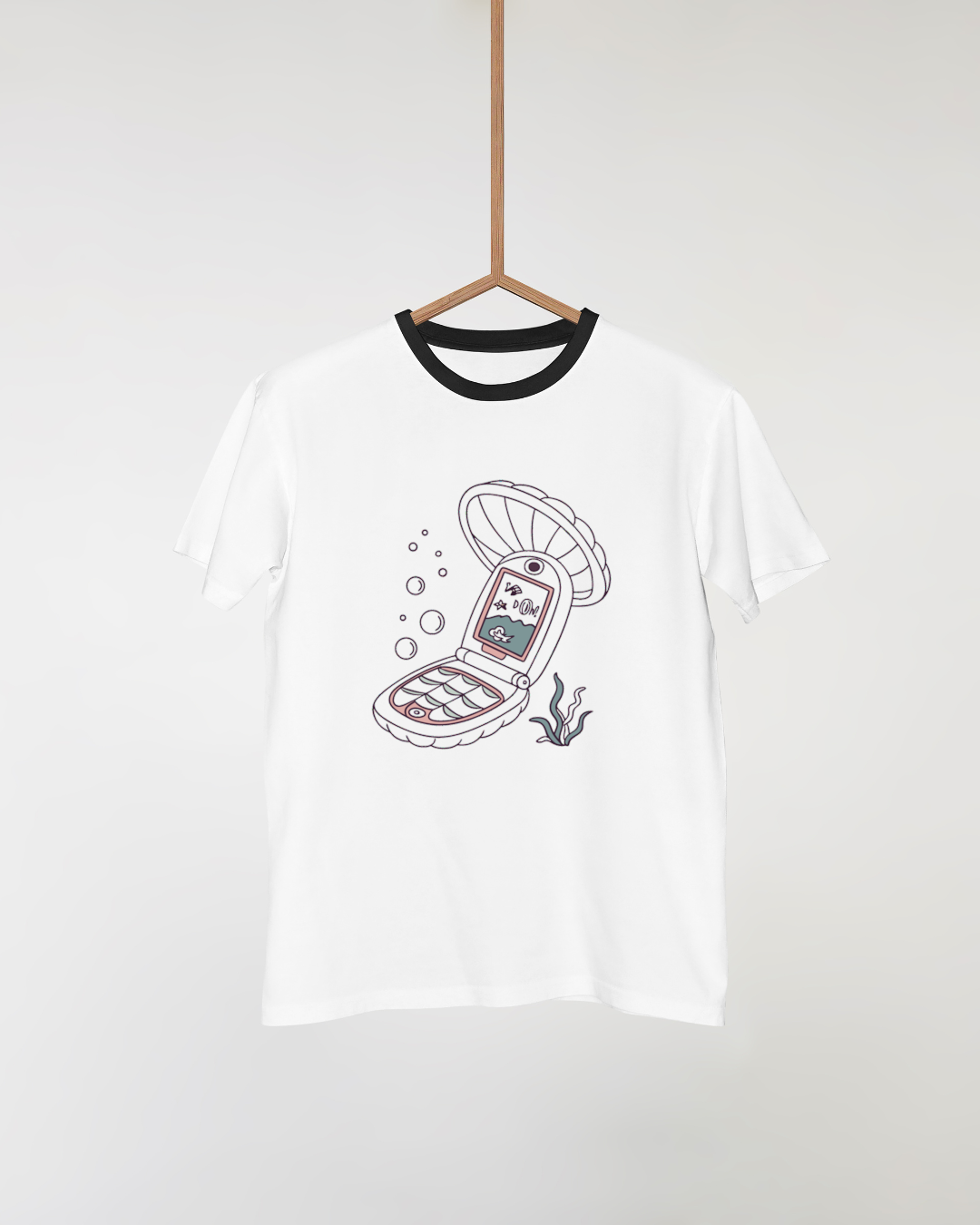 T-shirt avec design rétro de téléphone coquillage sur un thème aquatique vibrant