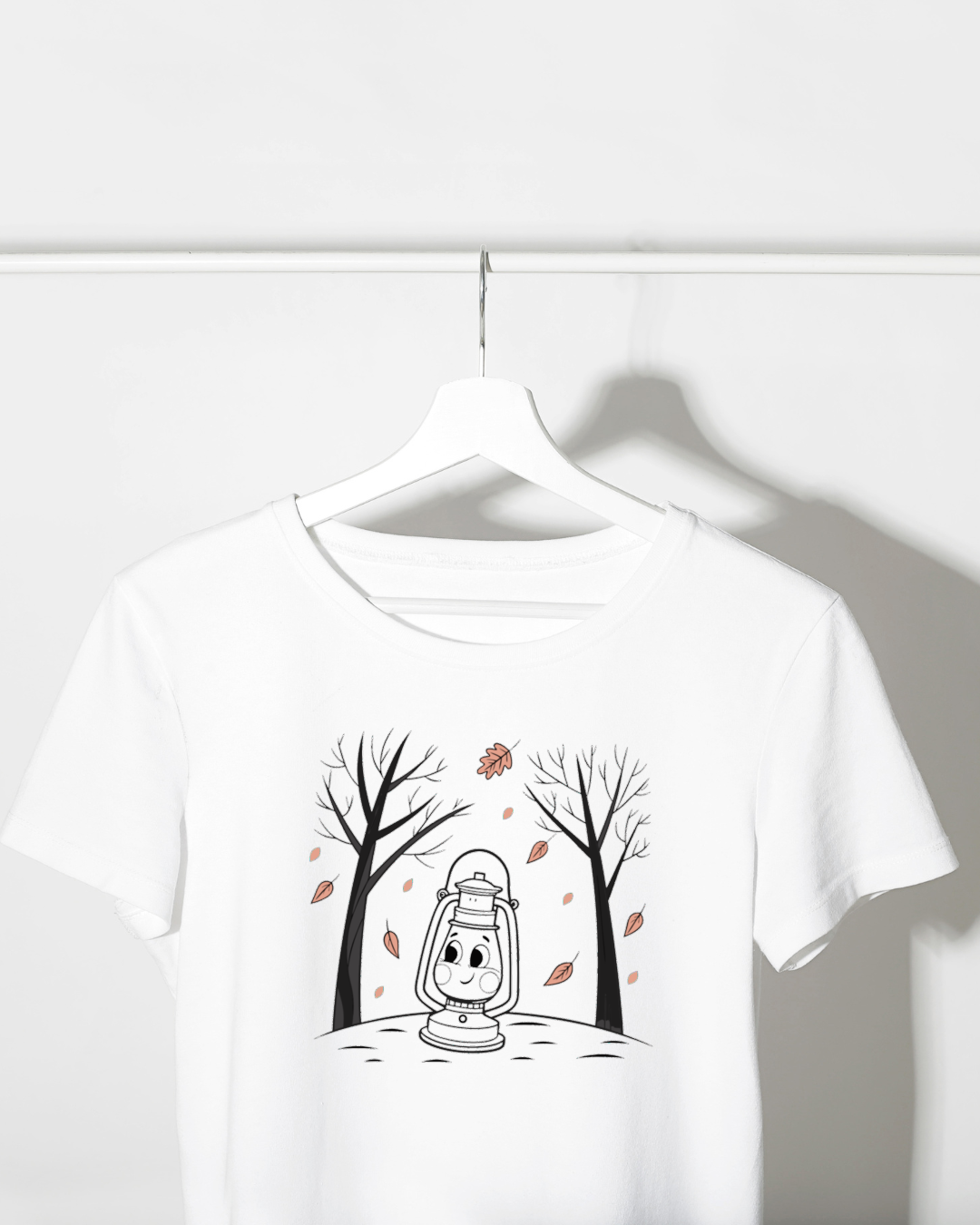 T-shirt moderne avec icône de lanterne souriante dans une scène automnale boisée