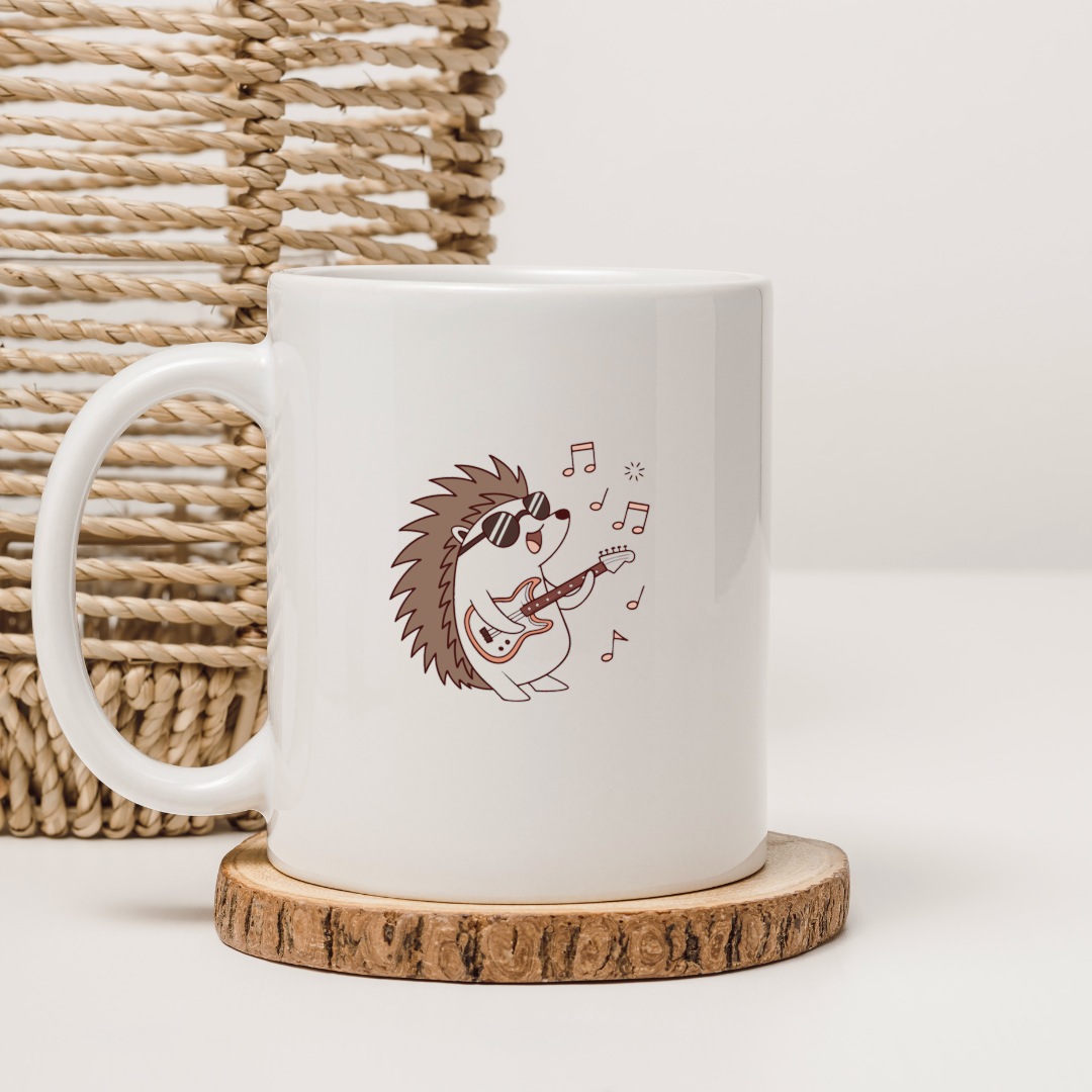 Mug avec hérisson rockeur jouant de la guitare électrique, style moderne et dynamique