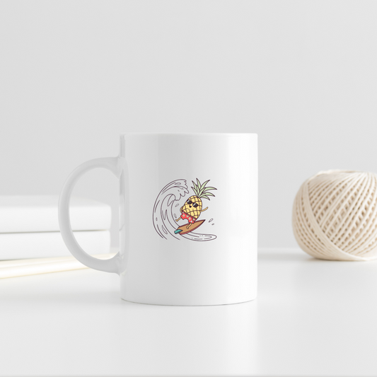 Mug avec motif estival d'un ananas joyeux surfeur dans un style doodle lumineux