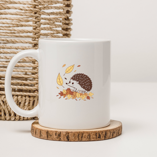Mug avec hérisson curieux en pastel au milieu de feuilles d'automne chaleureuses