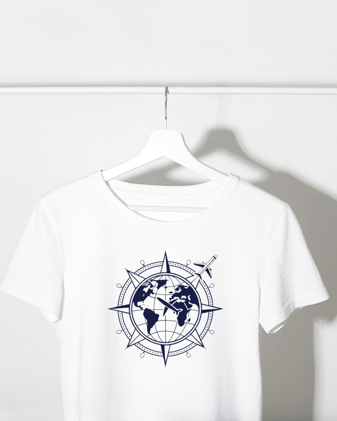 T-shirt avec avion stylisé et globe en motif minimaliste, thème voyage